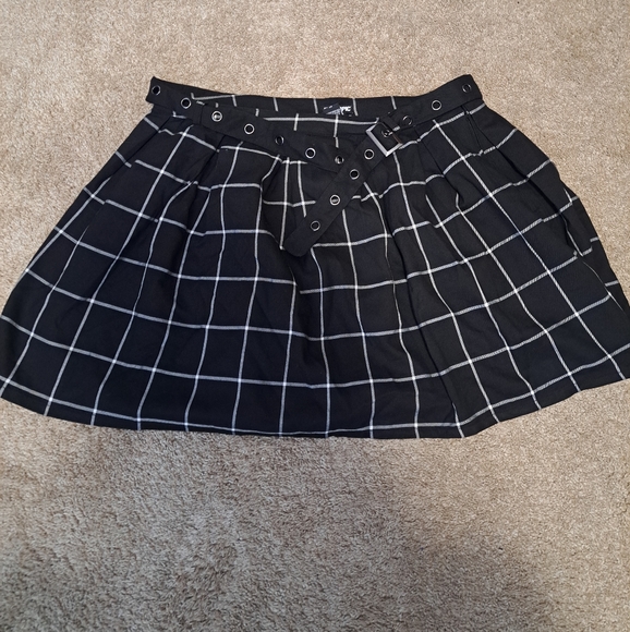 Black & White Plaid Pleated Skirt With Grommet Belt - Picture 2 of 4